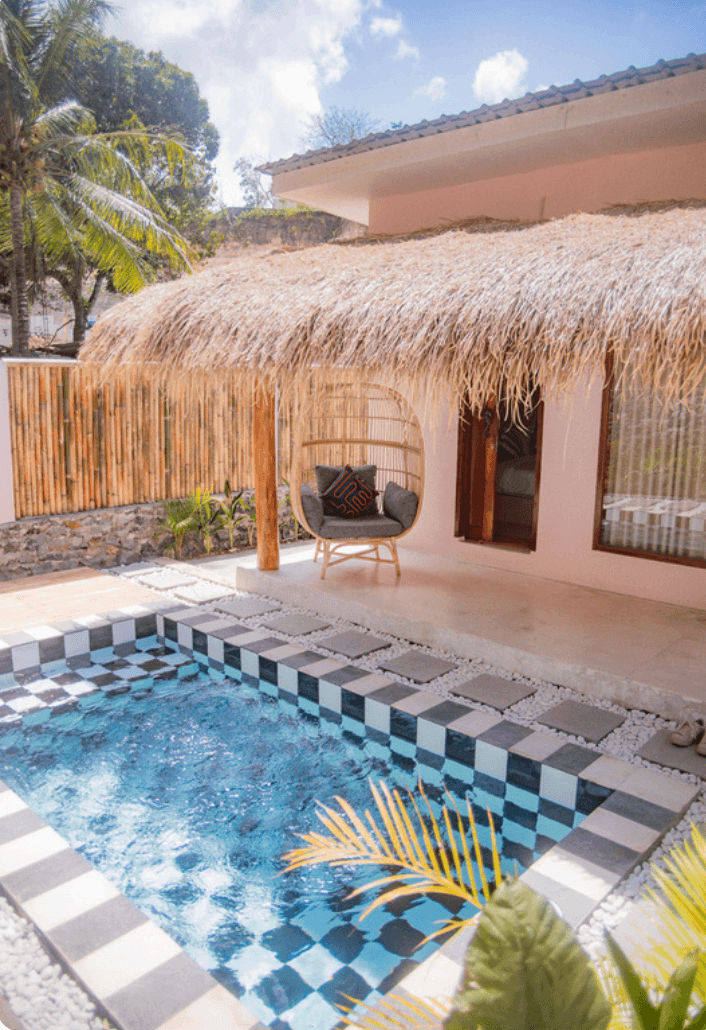 Entorno tropical de la villa en Kuta, Lombok